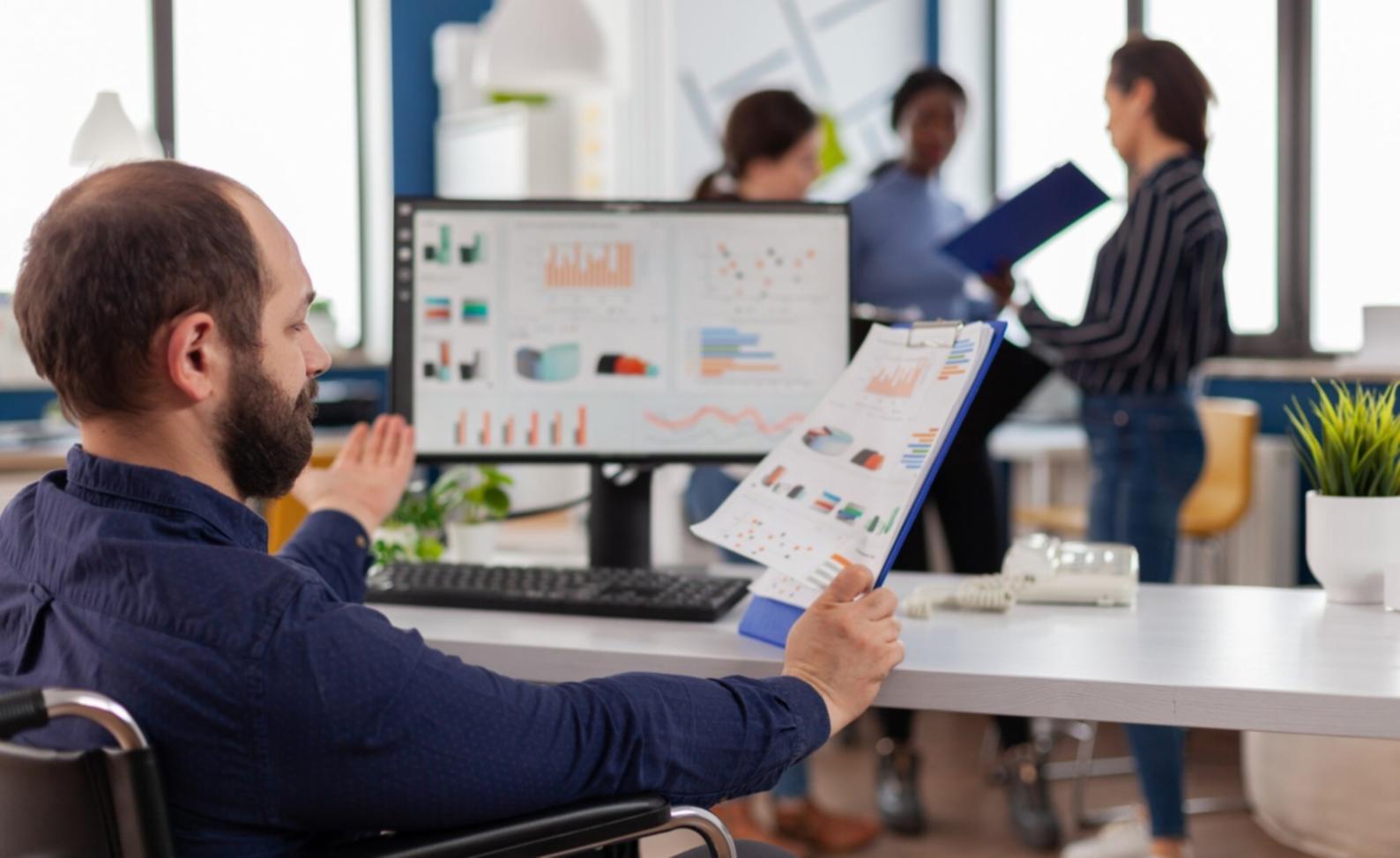 Praktische Arbeitsumgebung mit Laptop und Notizen für Online-Business-Entwicklung