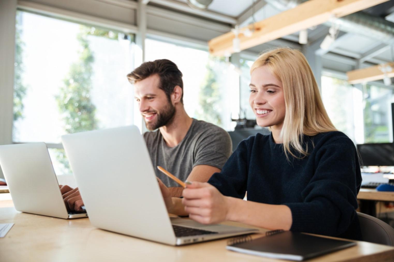 Moderne Lernumgebung mit digitalen Tools und persönlicher Betreuung